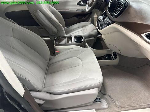 Used 2020 Chrysler Pacifica Touring w/ Advanced Safetytec Group image 21