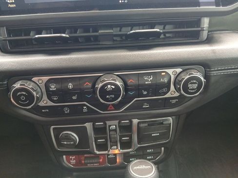 Used 2025 Jeep Gladiator Mojave w/ Convenience Group AWD/4WD image 20