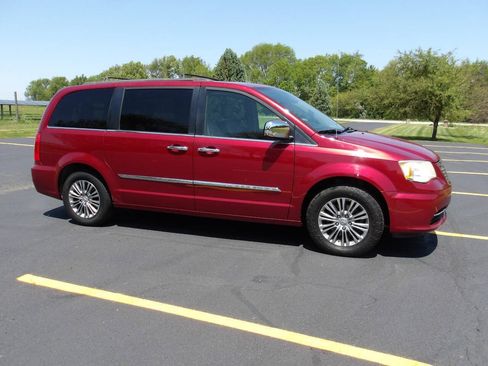 Used 2013 Chrysler Town & Country Touring-L w/ Driver Convenience Group FWD image 1