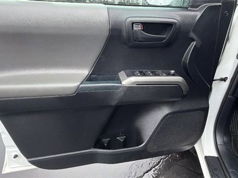 Used 2017 Toyota Tacoma SR5 image 19