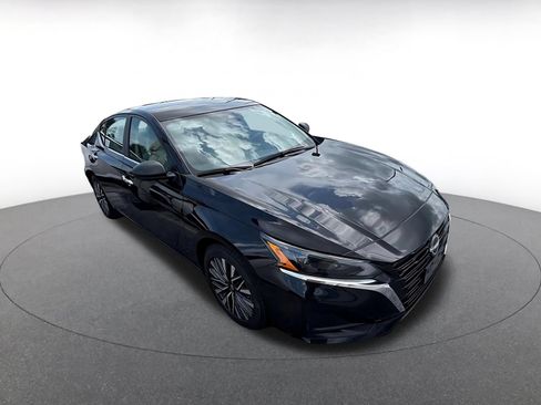Used 2025 Nissan Altima 2.5 SV FWD image 2