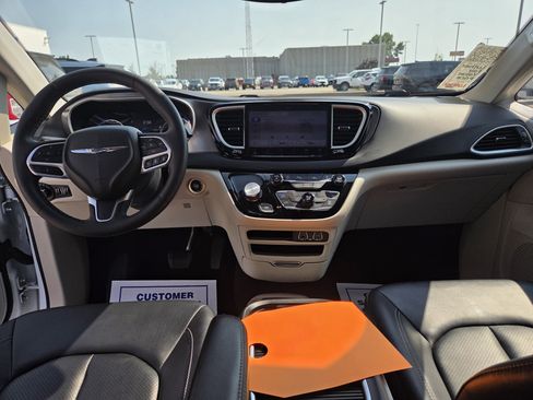 Used 2024 Chrysler Pacifica Touring-L FWD image 10