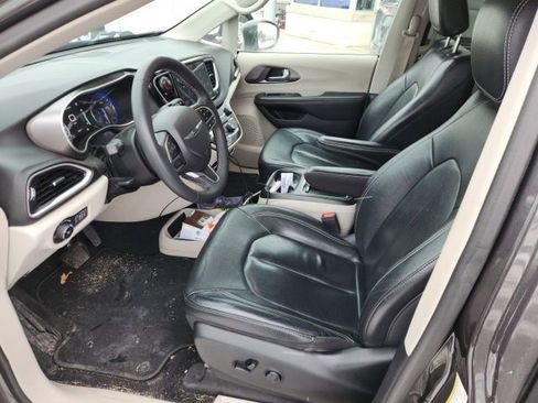 Used 2022 Chrysler Pacifica Touring-L image 8