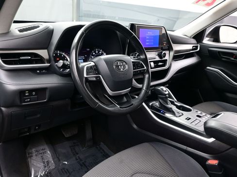 Used 2024 Toyota Highlander LE image 13