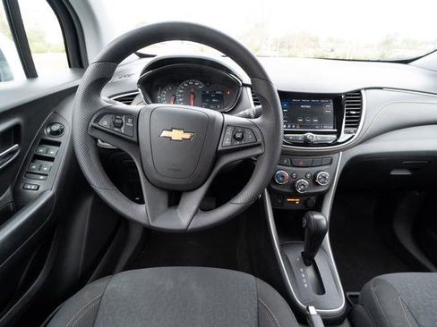 Used 2022 Chevrolet Trax LS w/ Tint and Cruise Package image 15