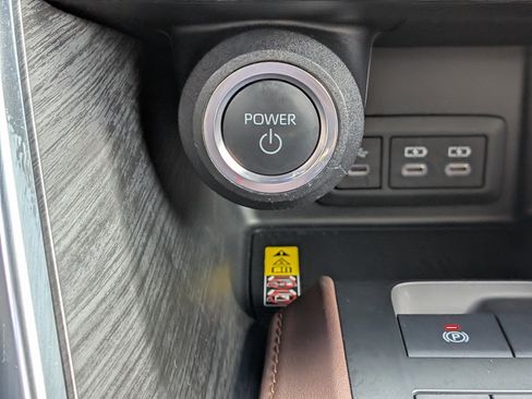 Certified 2024 Toyota Venza XLE AWD/4WD image 26