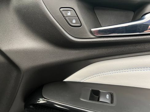 Used 2025 Chevrolet Trax LT w/ LT Convenience Package FWD image 31