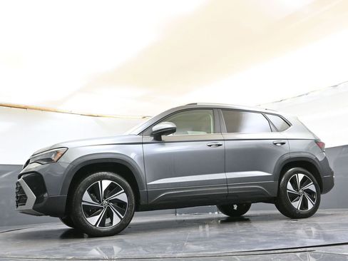 Used 2025 Volkswagen Taos SE w/ Panoramic Sunroof Package AWD/4WD image 30