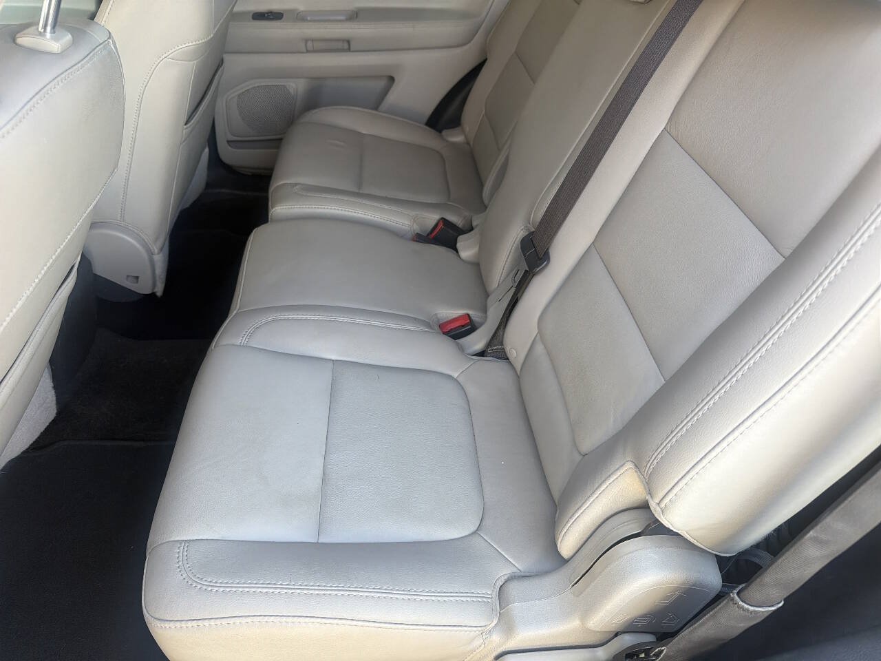 Used 2015 Ford Explorer XLT w/ Equipment Group 202A FWD image 16