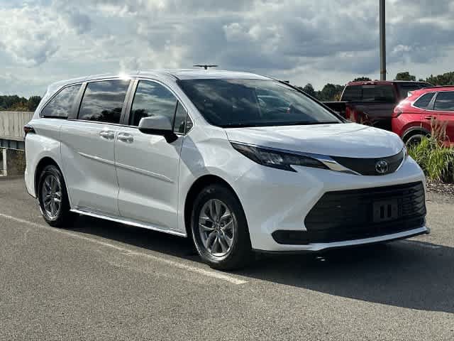 Used 2025 Toyota Sienna LE AWD/4WD image 32