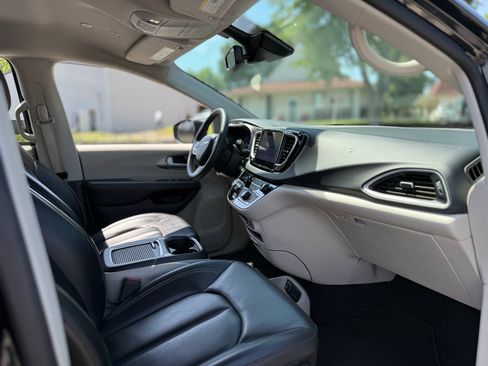 Used 2023 Chrysler Pacifica Touring-L FWD image 25