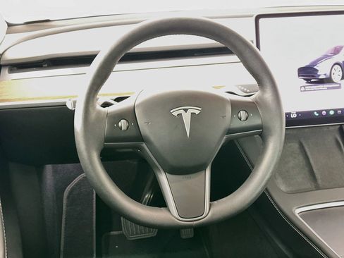 Used 2024 Tesla Model Y Long Range AWD/4WD image 17