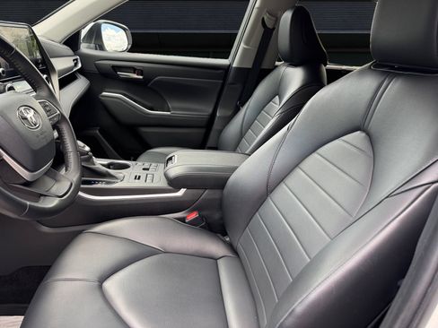 Used 2023 Toyota Highlander XLE AWD/4WD image 2