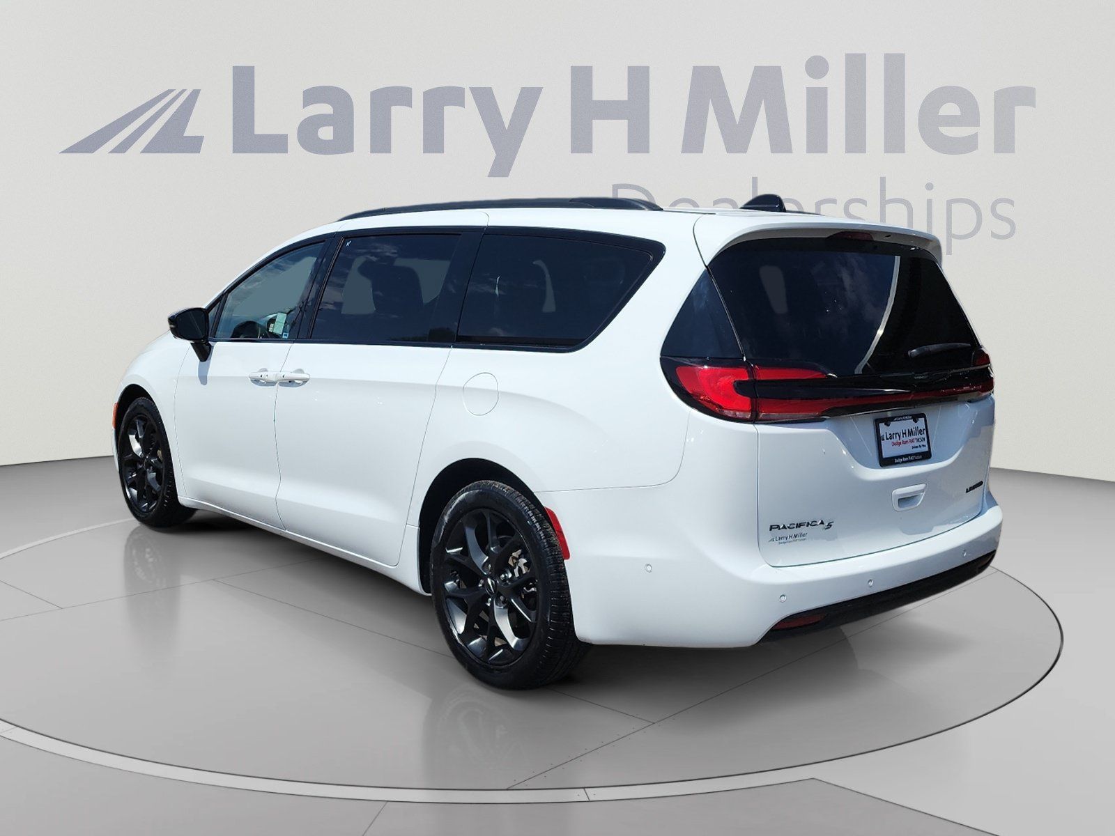 Used 2023 Chrysler Pacifica Limited w/ S Appearance Package FWD image 3