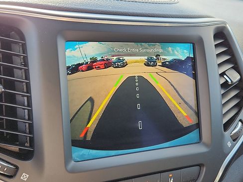 Used 2023 Jeep Cherokee Altitude Lux image 12