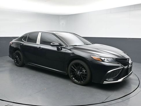 Used 2023 Toyota Camry XSE FWD image 2