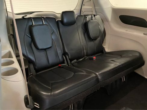 Used 2024 Chrysler Pacifica Touring-L image 15