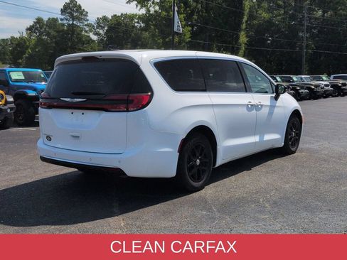 Used 2025 Chrysler Pacifica Select FWD image 3