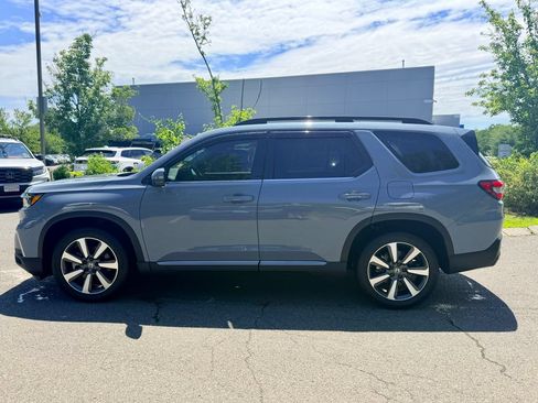 Used 2024 Honda Pilot Touring image 3