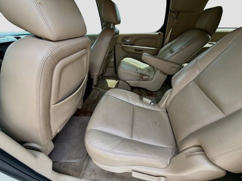 Used 2011 Cadillac Escalade ESV Premium RWD image 29