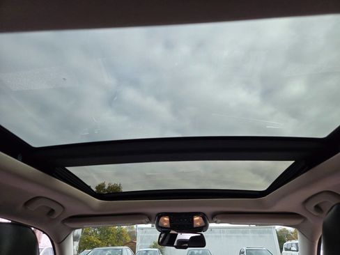 Used 2015 Chrysler 300 C image 18