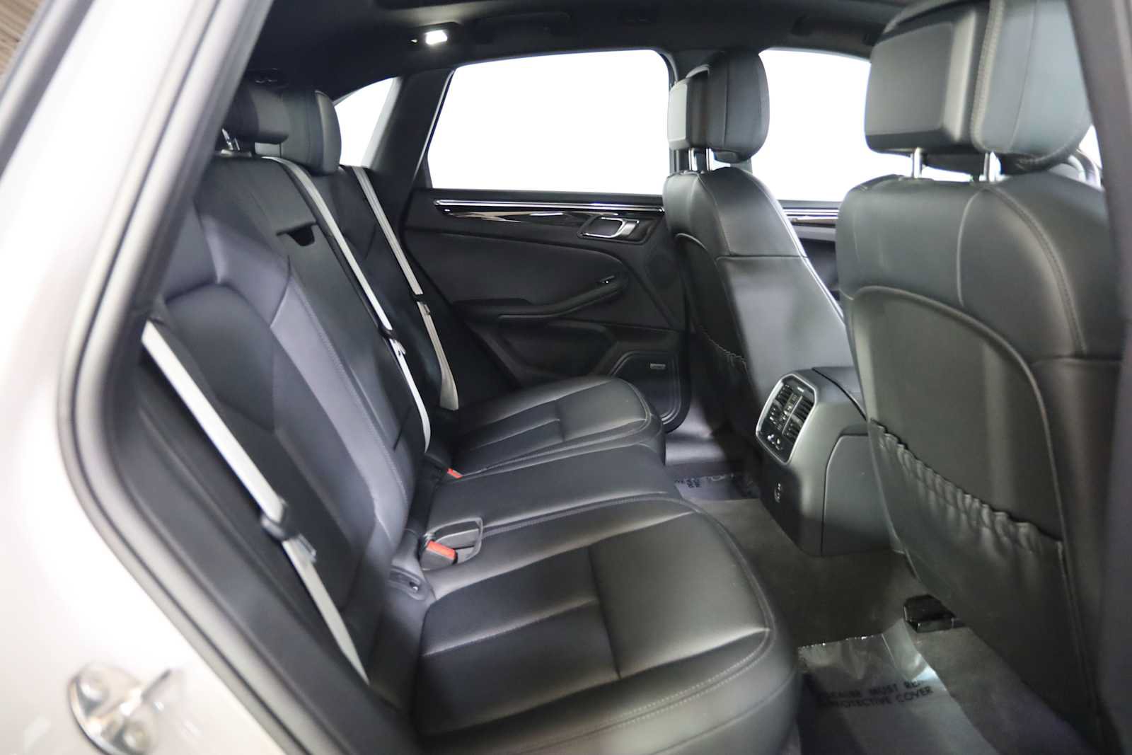 Used 2025 Porsche Macan AWD/4WD image 13