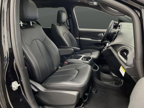 New 2026 Chrysler Pacifica Select image 30