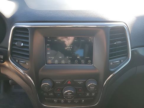 Used 2018 Jeep Grand Cherokee Laredo image 37