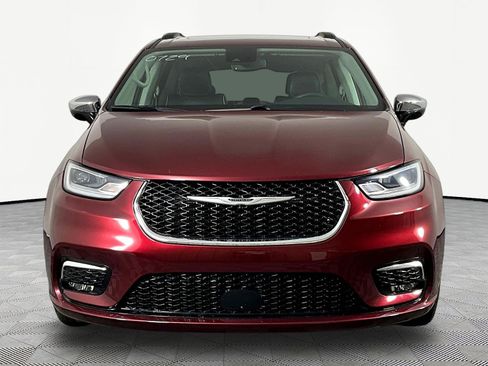 Used 2023 Chrysler Pacifica Limited w/ Uconnect Theater Family Group AWD/4WD image 2