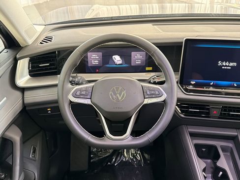 New 2026 Volkswagen Tiguan SE FWD image 18