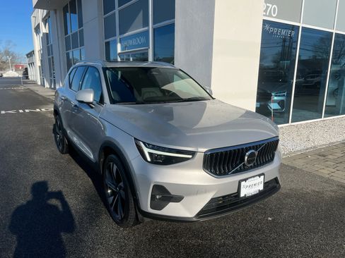 Used 2023 Volvo XC40 B5 Ultimate w/ Protection Package Premier image 2