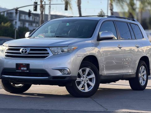 Used 2012 Toyota Highlander SE w/ Tow Pkg FWD image 1