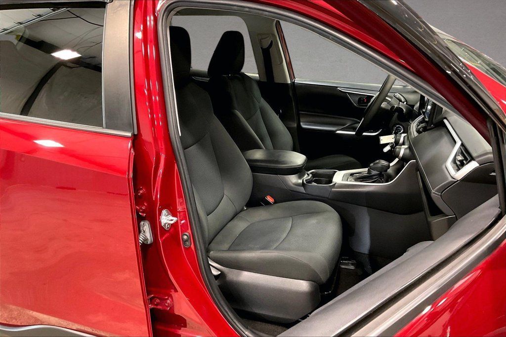 Used 2021 Toyota RAV4 LE w/ Carpet Mat Package (TMS) AWD/4WD image 28