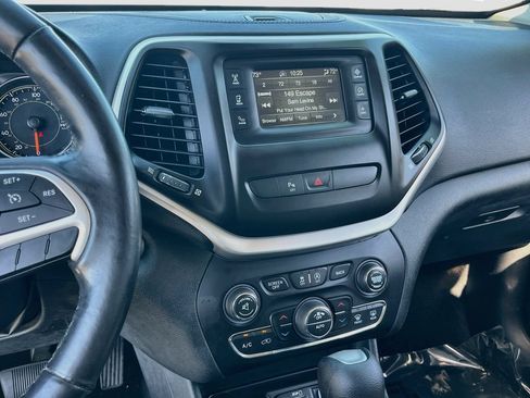 Used 2016 Jeep Cherokee Latitude w/ Comfort/Convenience Group FWD image 14