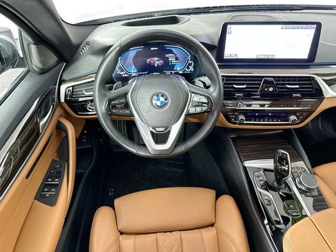 Used 2023 BMW 530e xDrive w/ Premium Package image 10