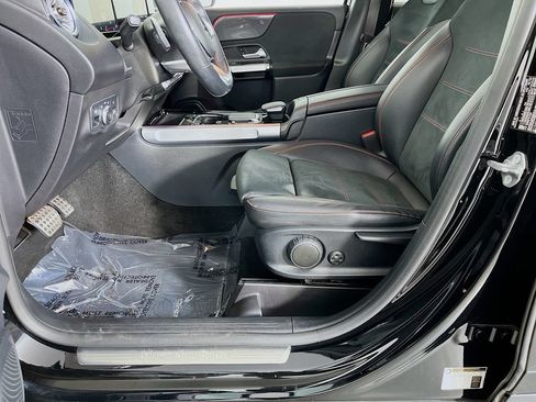 Used 2022 Mercedes-Benz GLB 250 w/ AMG Line image 27