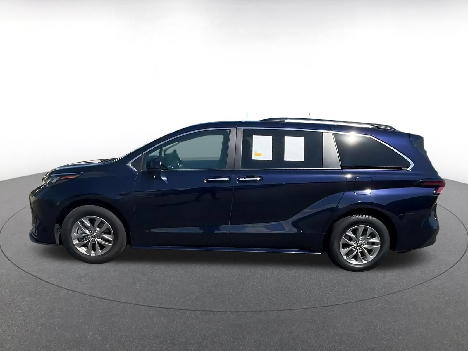 Used 2025 Toyota Sienna XLE FWD image 8
