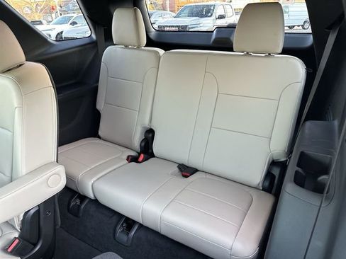 Used 2023 Chevrolet Traverse LT image 27