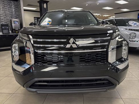 New 2026 Mitsubishi Outlander ES FWD image 2