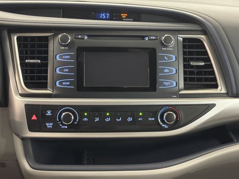 Used 2019 Toyota Highlander LE AWD/4WD image 21