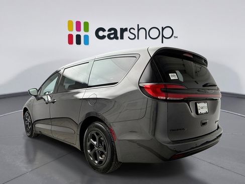 Used 2022 Chrysler Pacifica Limited w/ S Appearance Package image 3