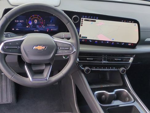 Used 2025 Chevrolet Traverse LT image 16