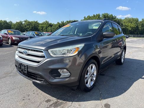 Used 2017 Ford Escape SE w/ Equipment Group 201A FWD image 2