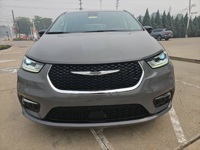 Certified 2024 Chrysler Pacifica Touring-L FWD image 8