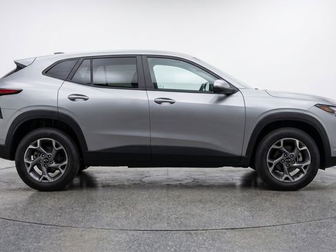 Used 2025 Chevrolet Trax LT FWD image 11
