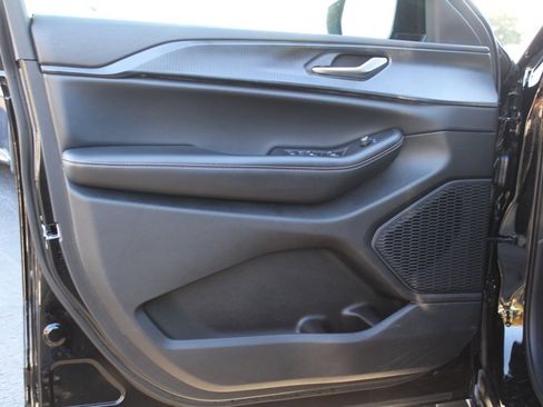 Used 2023 Jeep Grand Cherokee Altitude image 16