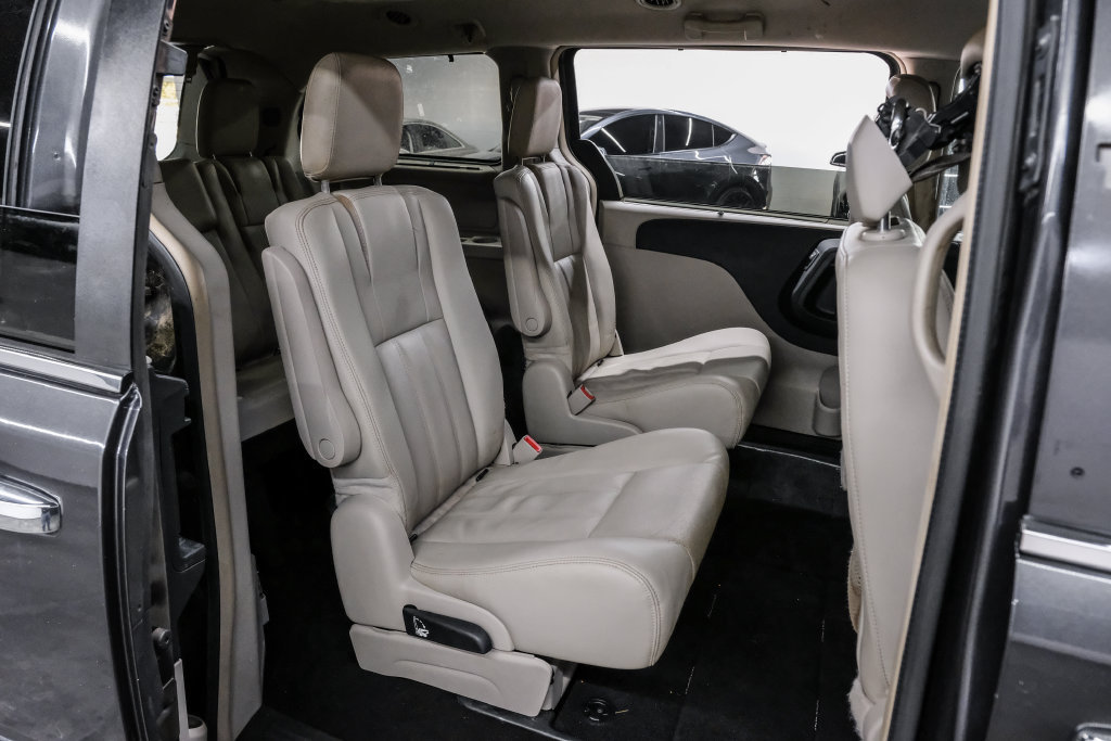 Used 2015 Chrysler Town & Country Touring w/ Driver Convenience Group FWD image 38