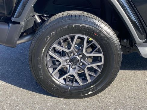 New 2026 Jeep Wrangler Unlimited Sahara AWD/4WD image 8