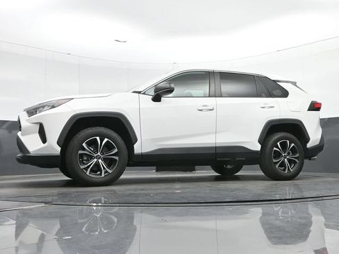 Used 2022 Toyota RAV4 LE FWD image 16