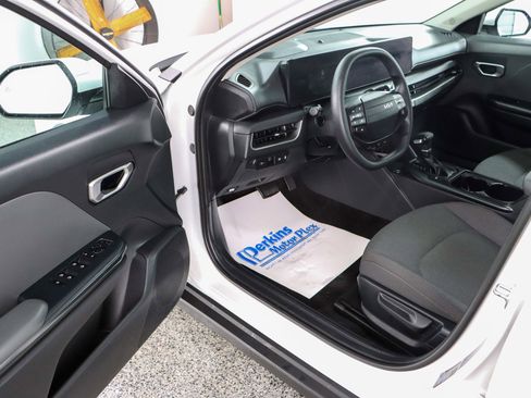 Used 2025 Kia K4 FWD image 3